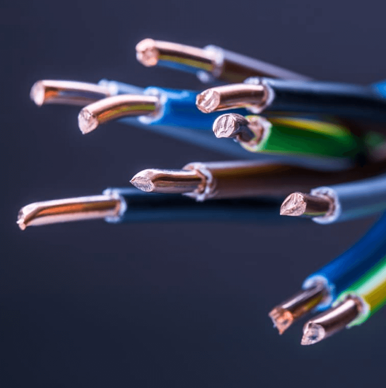 Nahaufnahme mehrerer Kabel in einem Bündel, die eng zusammengefasst sind und unterschiedliche Farben aufweisen.